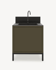 Keukenmodule op palen met geïntegreerde spoelbak, meubel in olijfgroene kleur met gesloten opbergruimte, donker werkblad en geïntegreerde spatwand.
