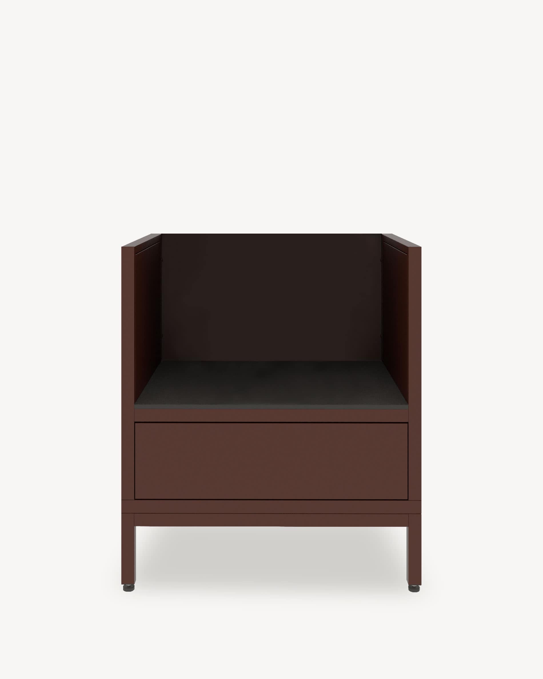 Keukenmodule op palen voor kamado, meubel in roestbruin met gesloten opbergruimte, donker werkblad en geïntegreerde zijwanden.