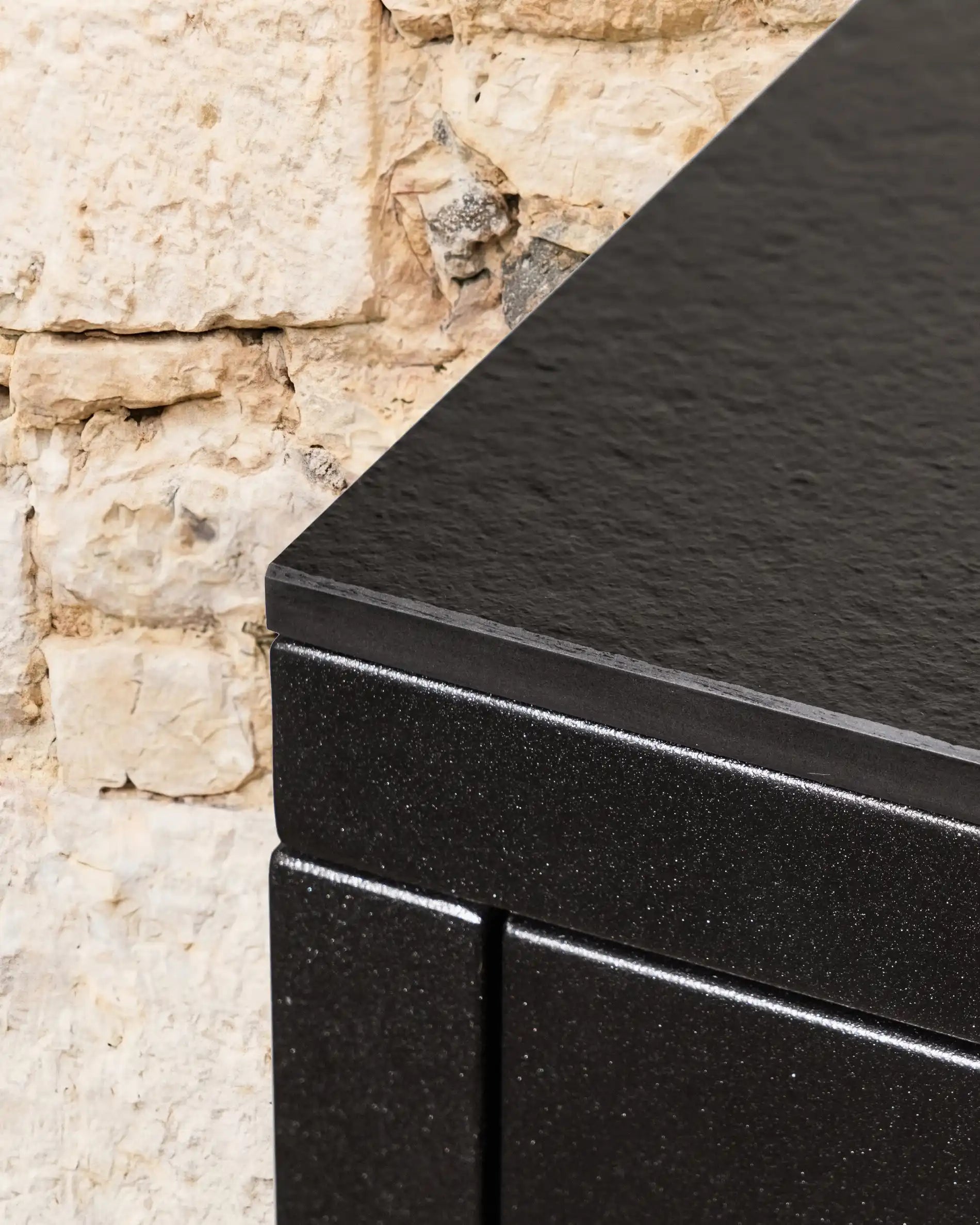 Detail zwart gestructureerd werkblad van Kokko buitenkeuken