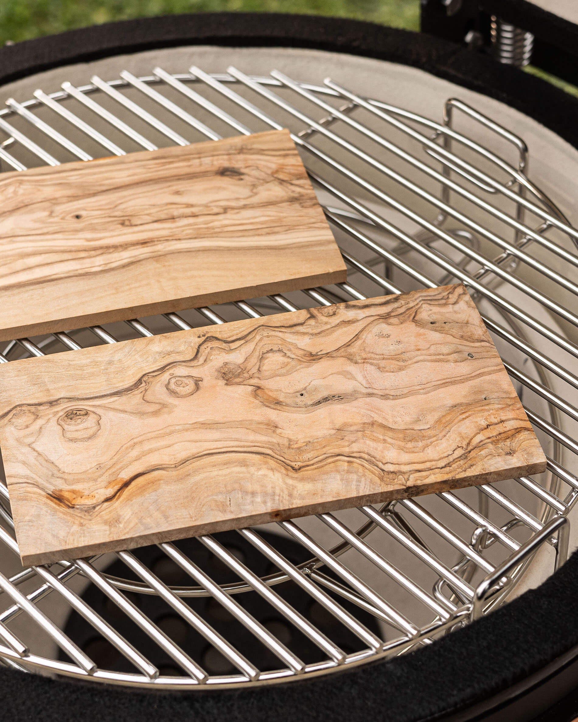 Rechthoekige houten plank op de grill