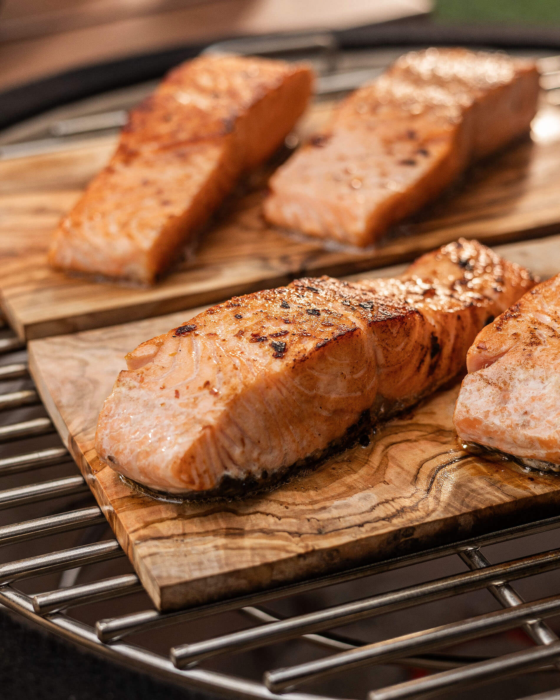 Rechthoekige houten plank met zalm