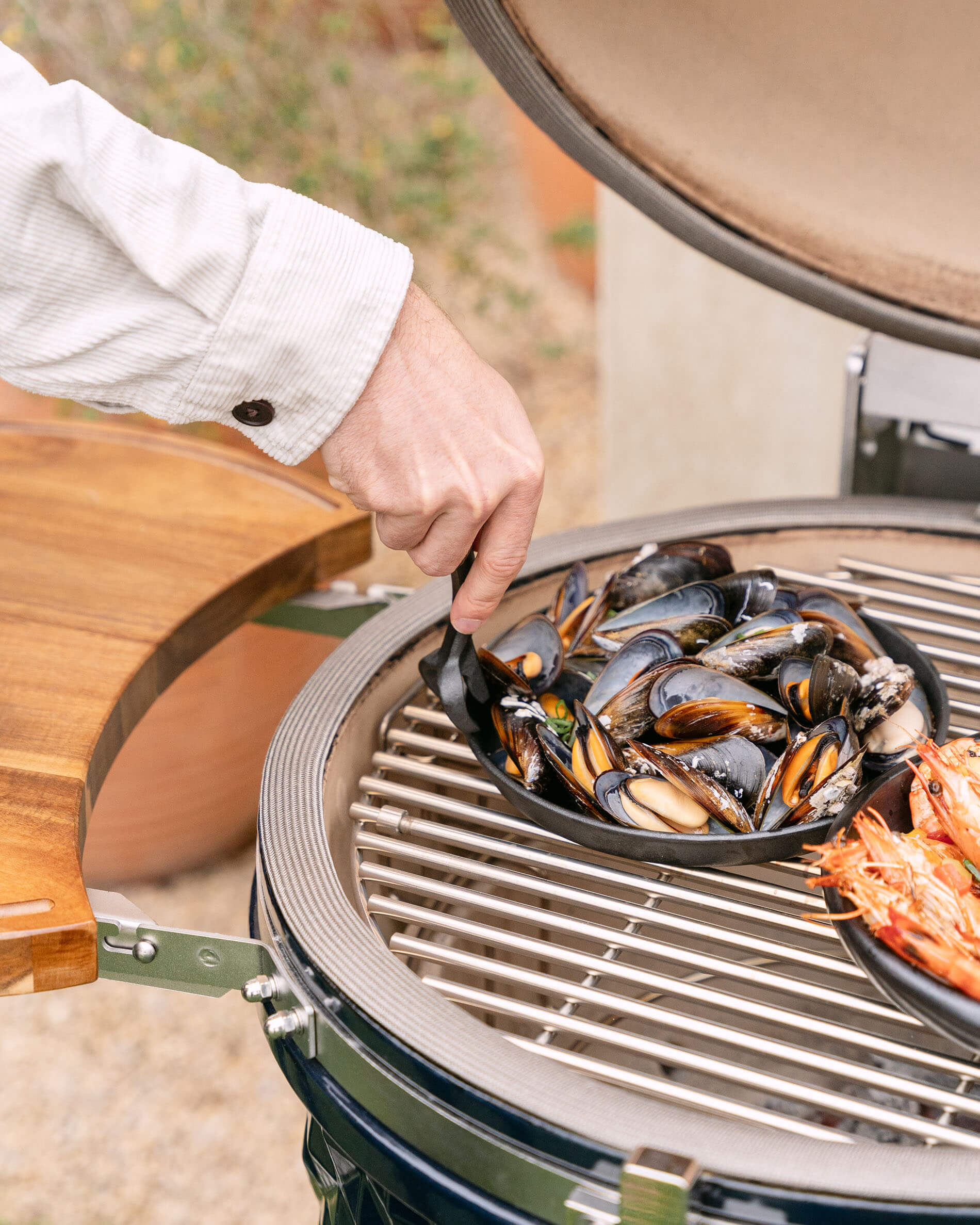 Gietijzeren pannetje op de kamado