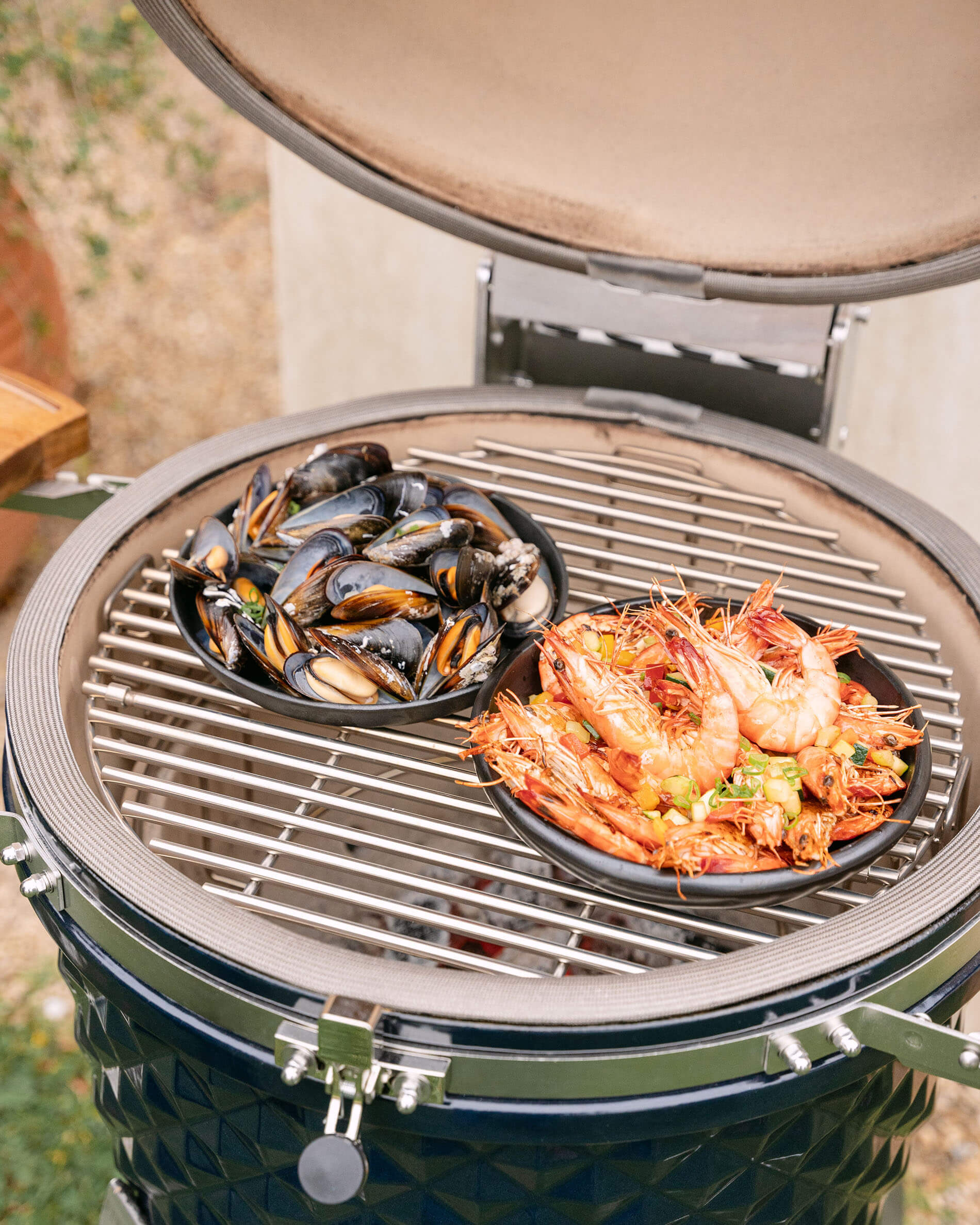 Gietijzeren pan op de kamado