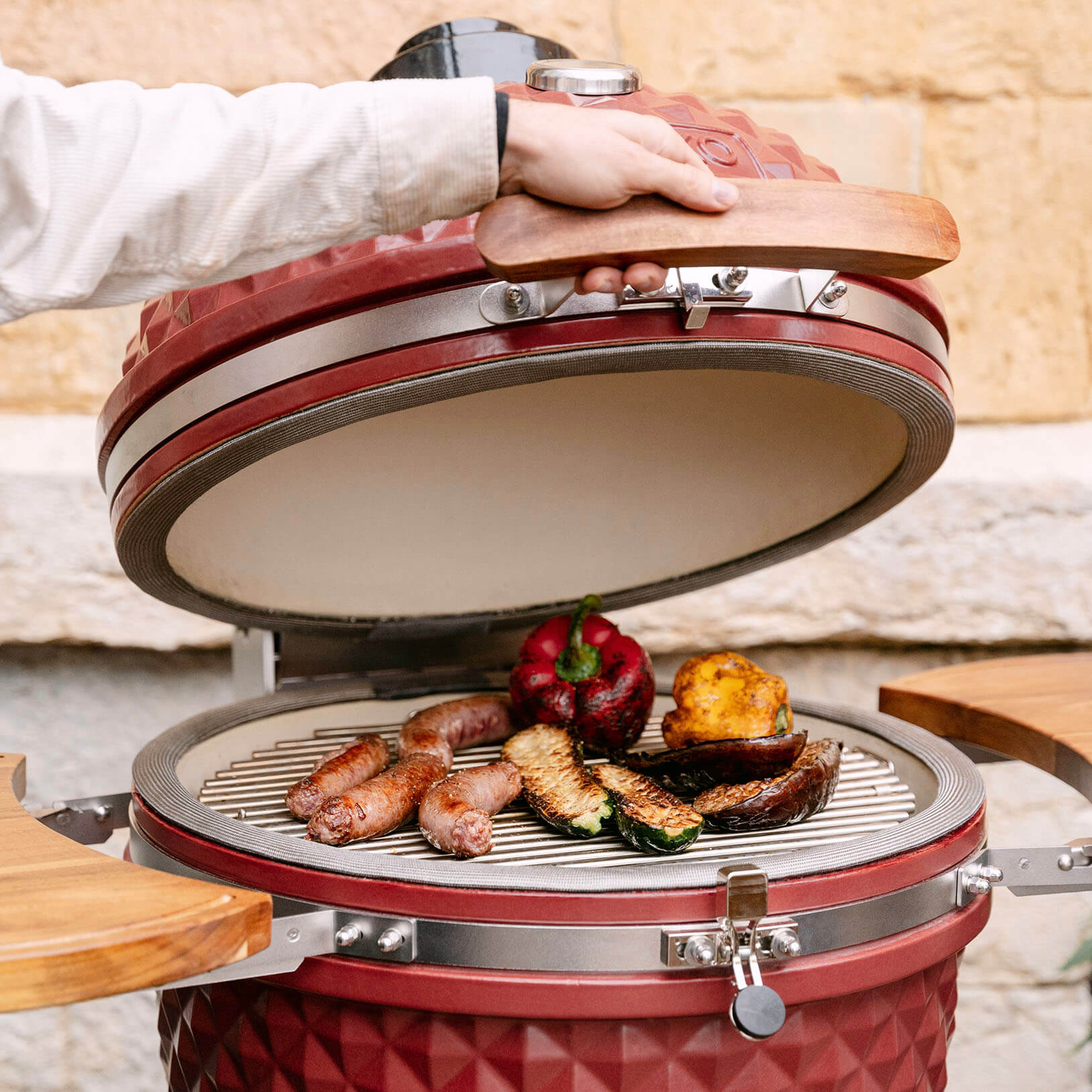 Kamado Kokko 22 inch nieuwe editie die de veelzijdigheid van het koken toont: grillen, indirect garen en roken.