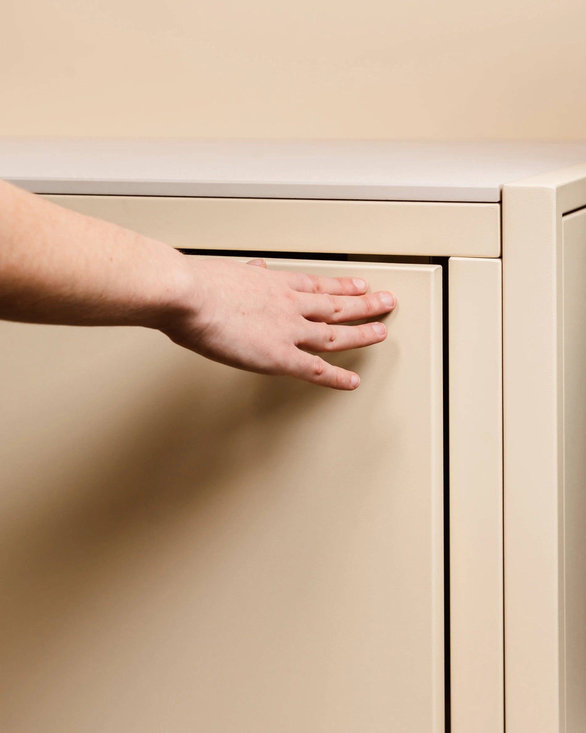 Push-pull opening op meubel van Kokko buitenkeuken crème
