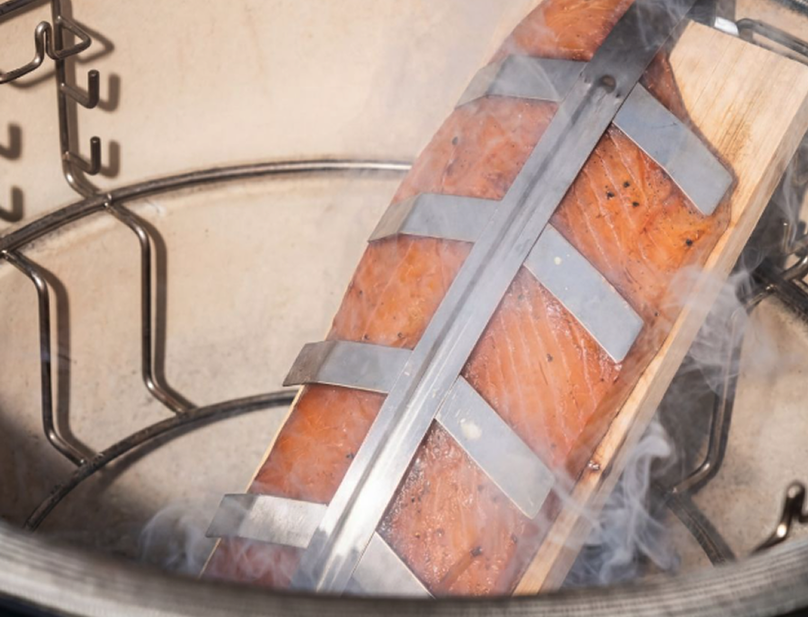 Saumon fumé à chaud dans un kamado Kokko avec planche en bois