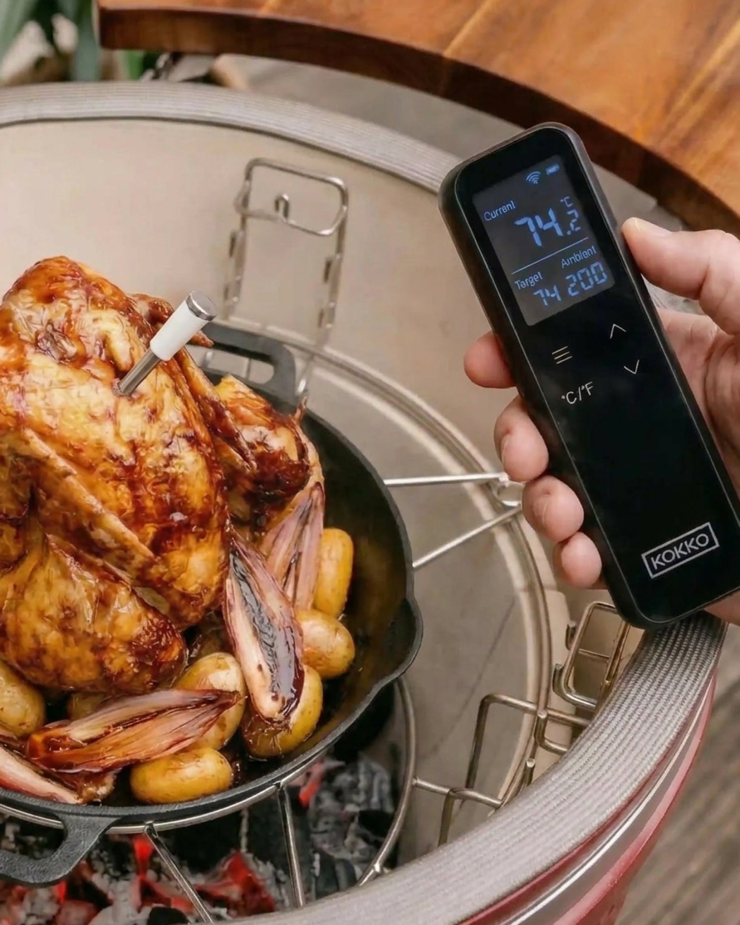 Verbonden sondethermometer gebruikt op een Kokko kamado tijdens het koken