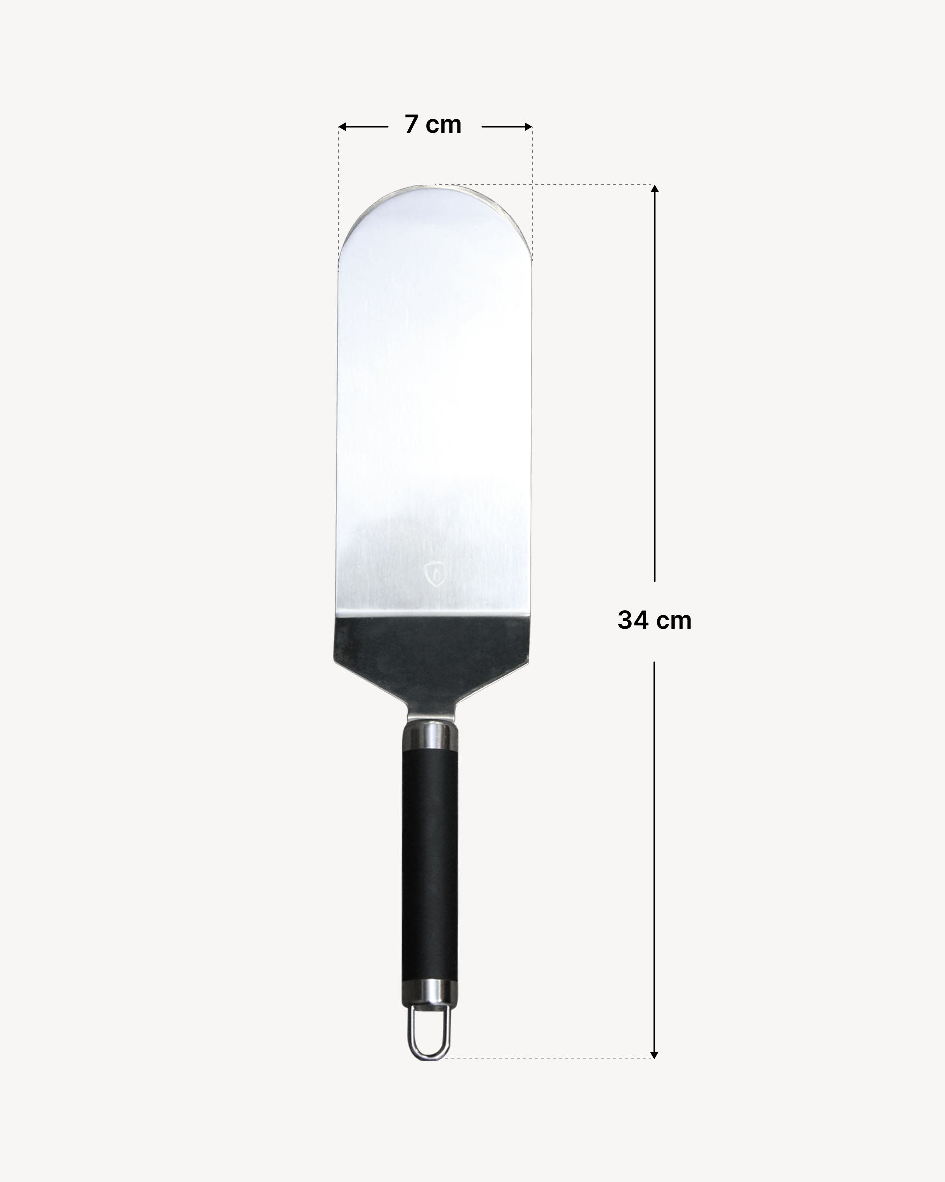 Visvriendelijke spatel van roestvrij staal met afgerond blad en ergonomisch zwart handvat, gepresenteerd op een lichte achtergrond met aanduiding van de afmetingen: bladbreedte 7 cm en totale lengte 34 cm.