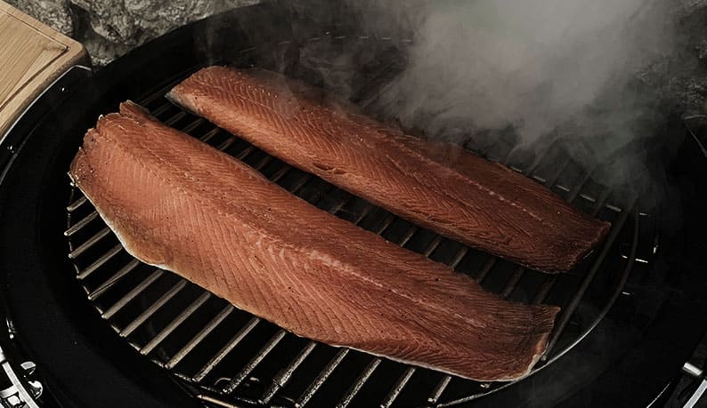 Gerookte forel op de barbecue