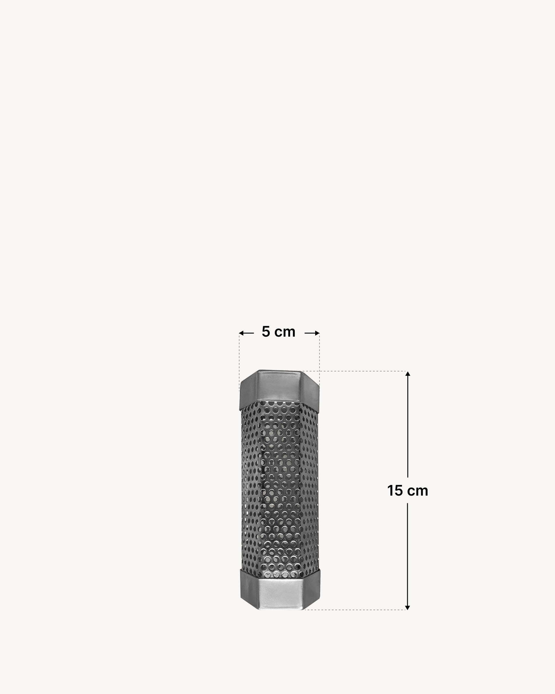 Compacte rookgenerator van geperforeerd roestvrij staal voor koud roken, afgebeeld met exacte afmetingen: 15 cm hoog en 5 cm breed, voor een geleidelijke en gecontroleerde rookbehandeling van gerechten.